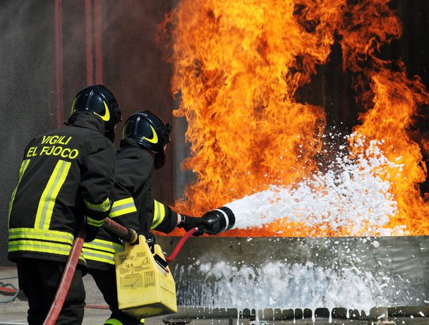 Firefighters extinguished a fire hazard during a training exercise in the f - Foto, Bild
