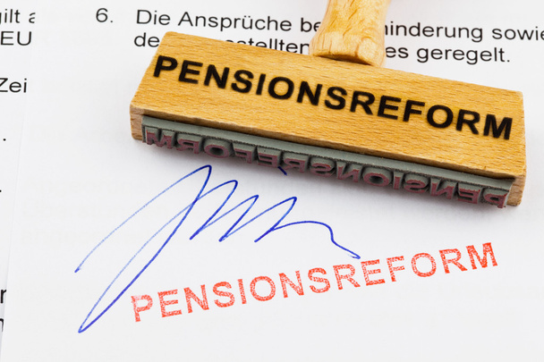 Sello de madera en el documento: reforma de las pensiones
 - Foto, imagen