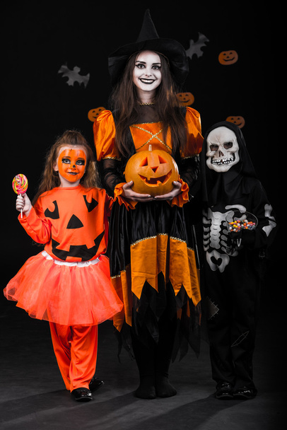 Gyermekek ünneplik Halloween - Fotó, kép
