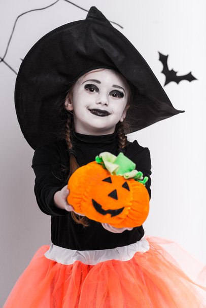 Los niños celebran Halloween
 - Foto, Imagen