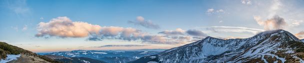 Panoramalandschaft von Bergen und Tälern im Sonnenuntergang - Foto, Bild