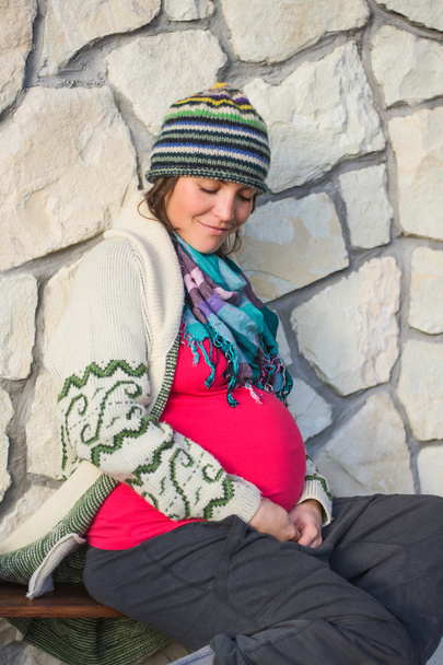 młodych kobiet w ciąży, patrząc na jej brzuch - Zdjęcie, obraz