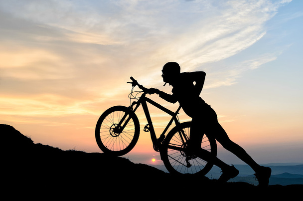 ciclista en la puesta del sol
 - Foto, Imagen