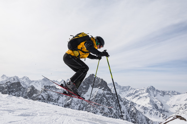 lyžař zvyšuje svou rychlost ve vzduchu jako znamení úspěchu po dosažení vrcholu - Fotografie, Obrázek