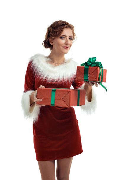 Uśmiechający się modelu pozowanie Studio z darów. Piękna dziewczyna Santa. - Zdjęcie, obraz