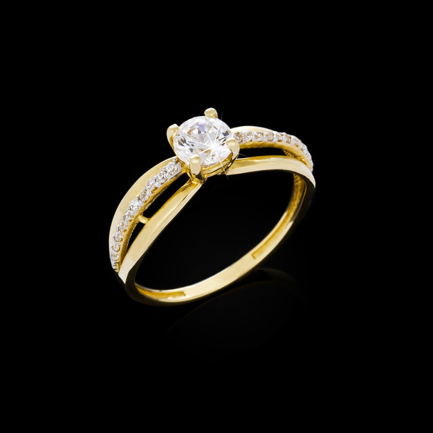Anel de diamante de noivado no fundo preto
 - Foto, Imagem