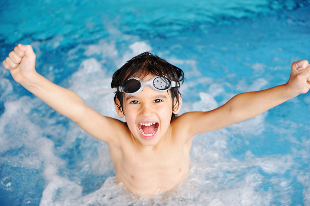 Atrakcje letnie i pływanie dla szczęśliwych dzieci na basenie - Zdjęcie, obraz
