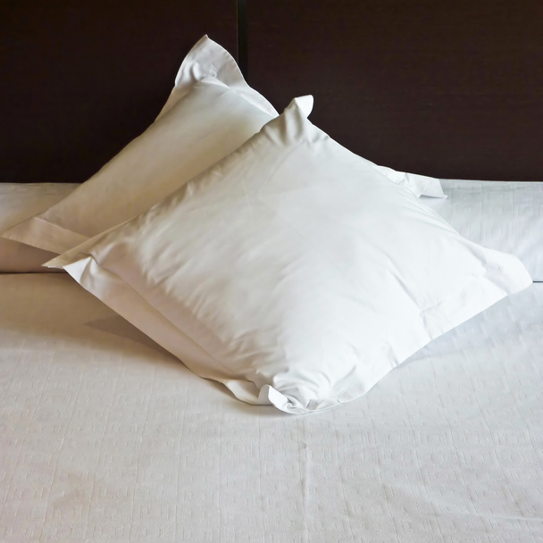 Tatlı rüyalar işlemeli yastıklar üzerinde - Fotoğraf, Görsel