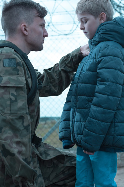 Soldat laissant son fils
 - Photo, image