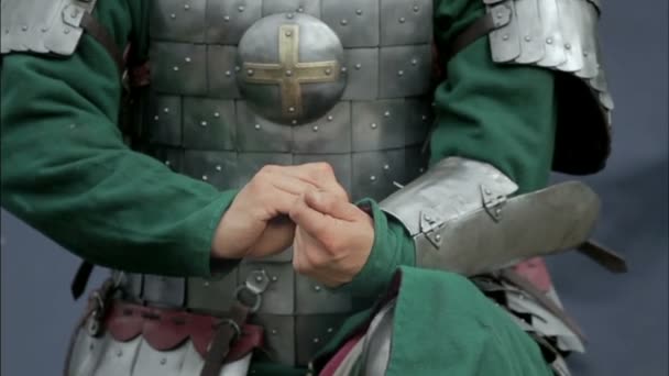 Średniowieczny wojownik unbuckling Pas - Materiał filmowy, wideo