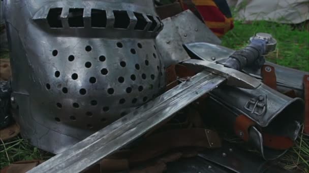 Μεσαιωνικό σπαθί κοντά επάνω - κάμερα φωτογραφικών διαφανειών - Πλάνα, βίντεο