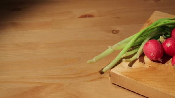 Onion leaves and radish - Séquence, vidéo