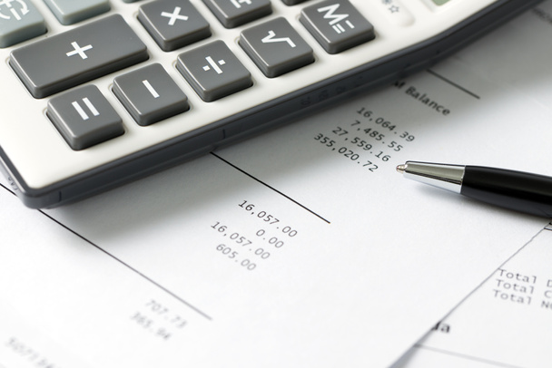 Pénzügyi kimutatás toll és számológép - Fotó, kép