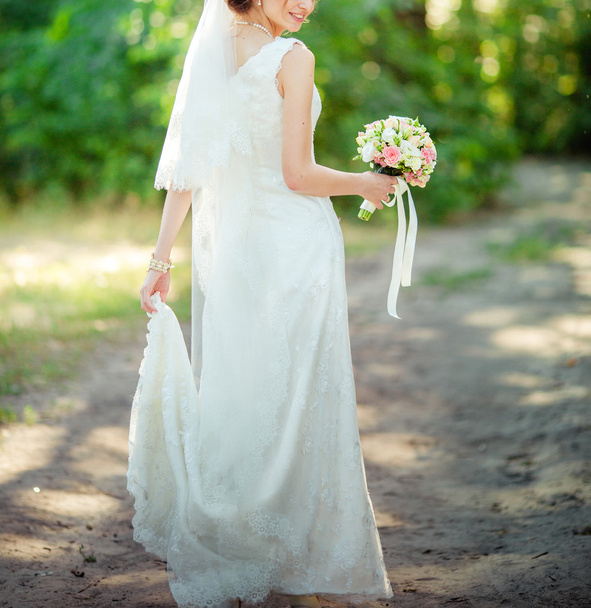 Bride in white dress in the garden - Foto, Bild