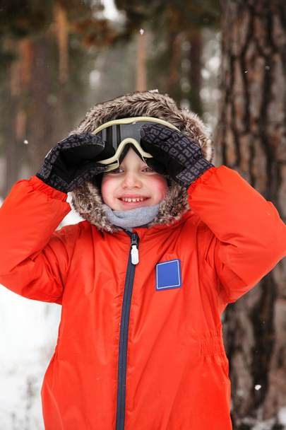 Niño pequeño con gafas de snowboard
 - Foto, Imagen