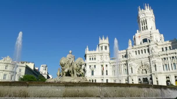 Cibeles szobor és épület homlokzat Madridban - Felvétel, videó