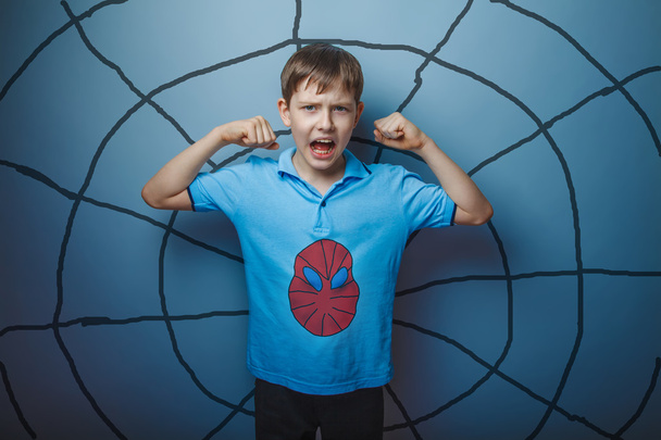 Spider-Man-Superhelden Teenie-Junge hob die Arme und schrie die Haut an - Foto, Bild
