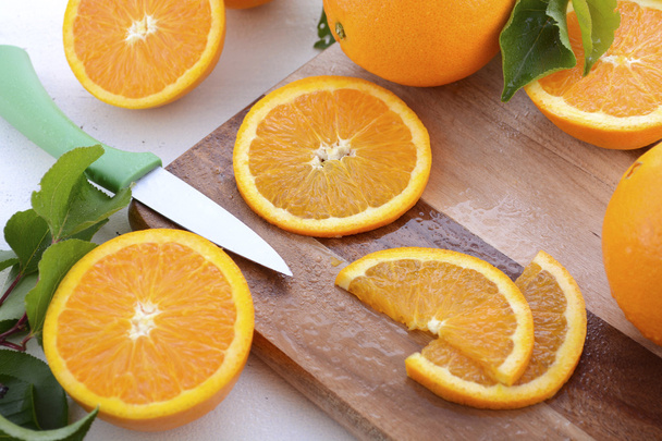 Preparación naranja sobre mesa de madera blanca
. - Foto, Imagen