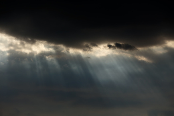 Темні хмари з сонячними променями
 - Фото, зображення