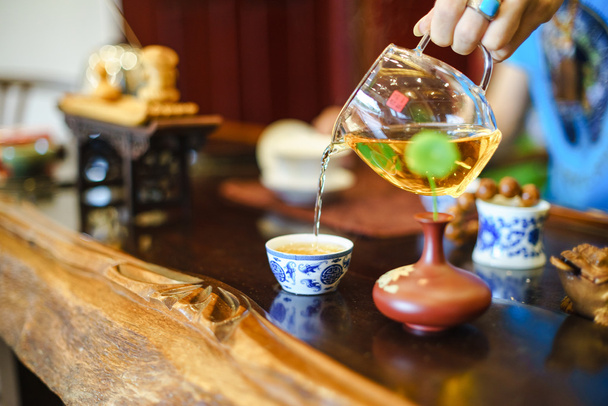A cup of whole leaf lapsang souchong tea, a rich smoky flavored tea - Foto, Bild