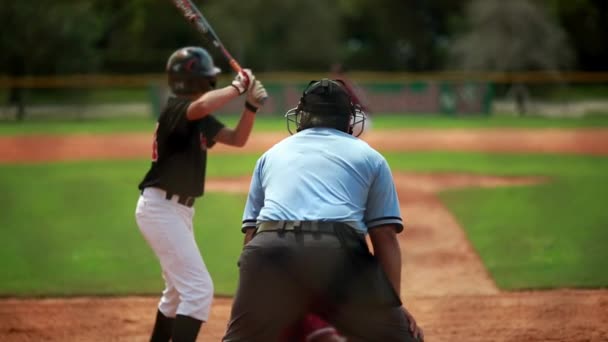 Cool cámara lenta de bateo jugador de béisbol. Disparo desde detrás de la placa principal
 - Imágenes, Vídeo