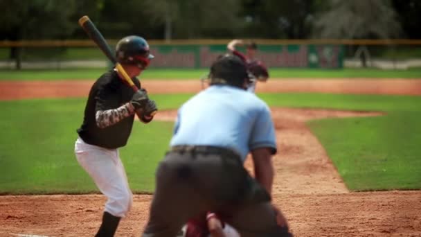 Movimiento lento de un jugador de béisbol bateando durante un juego
. - Imágenes, Vídeo