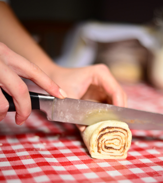Woman prepare cinnamom rolls - Fotó, kép