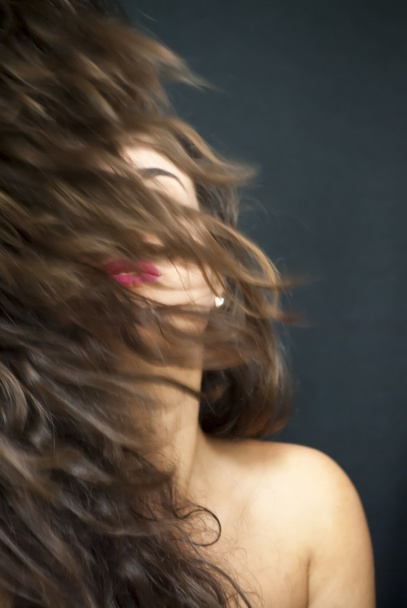 Hermosa mujer sacudiendo su cabello
 - Foto, Imagen
