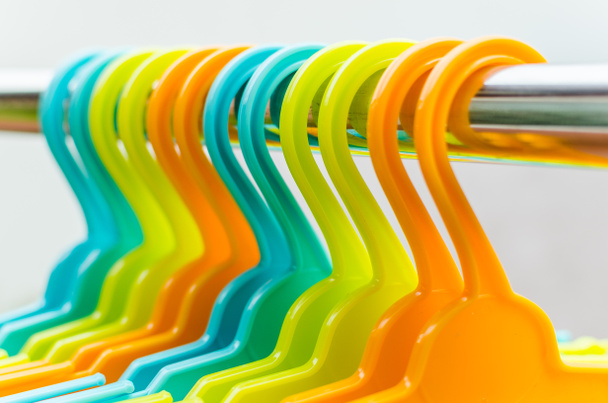 conjunto de cabide casaco colorido
 - Foto, Imagem