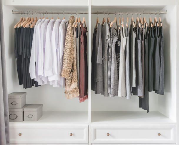 armario blanco con ropa colgando
 - Foto, Imagen