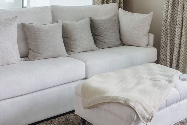 klasszikus fehér kanapé párnák - Fotó, kép