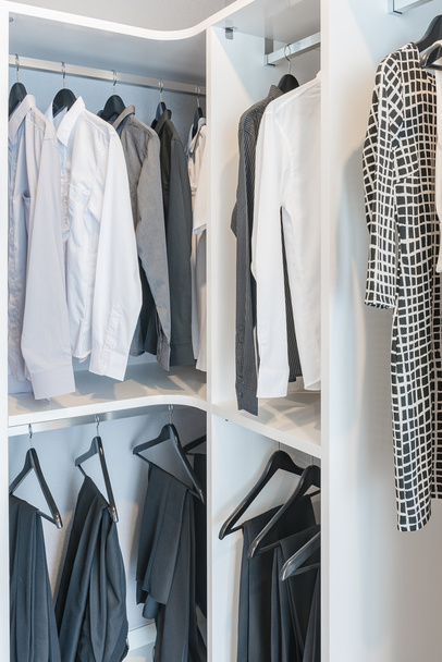 kleren opknoping op spoor in witte garderobe - Foto, afbeelding