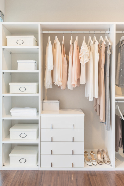 bílá šatní skříň na dřevěnou podlahu s šaty - Fotografie, Obrázek