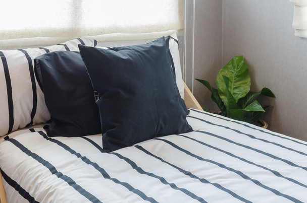 zwarte kussens op zwart-witprinter bed - Foto, afbeelding