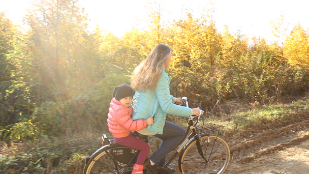 Anya gyermekével és a kerékpár - Felvétel, videó