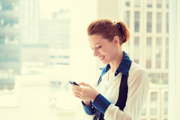 young business woman texting on her smart phone - Valokuva, kuva