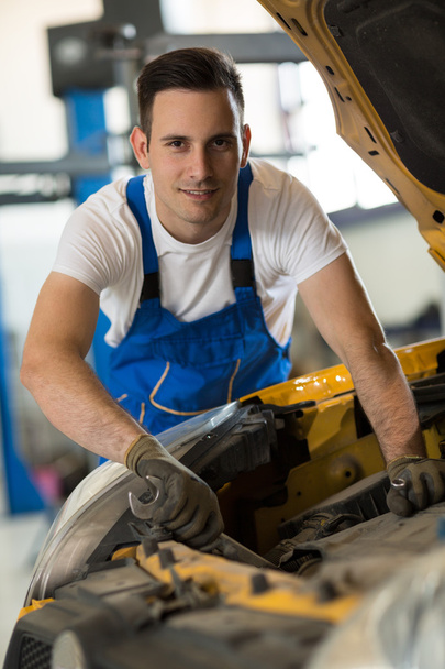 portrait mechanic working on engine - Fotografie, Obrázek