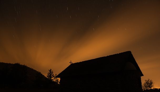 Christian kilisede siluet bir yıldızlı gece ve turuncu sırasında - Fotoğraf, Görsel
