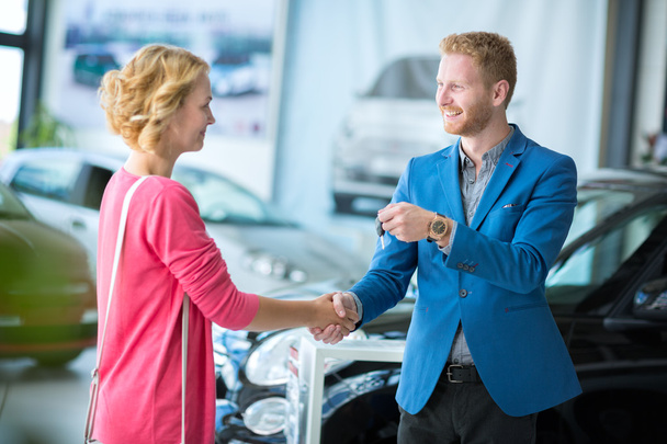 woman  getting car keys from a car seller - Zdjęcie, obraz
