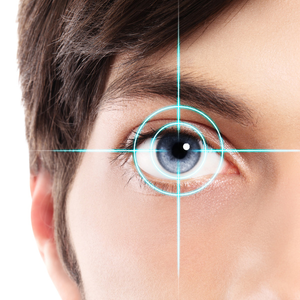 Halbgesicht Nahaufnahme eines blauen Auges von einem jungen Mann und Laser - Foto, Bild