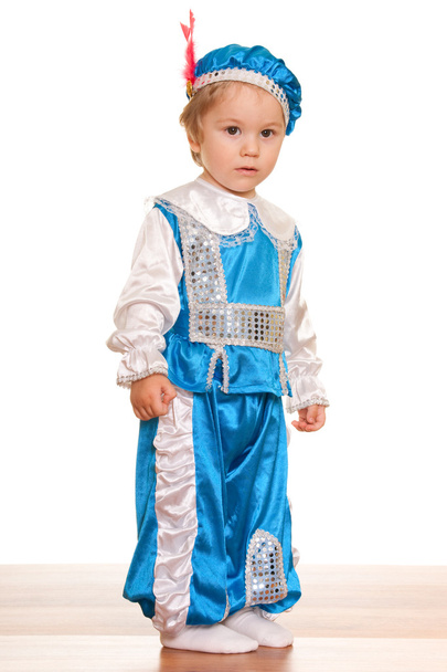 Niño de pie vestido con un traje de carnaval de un príncipe
 - Foto, imagen