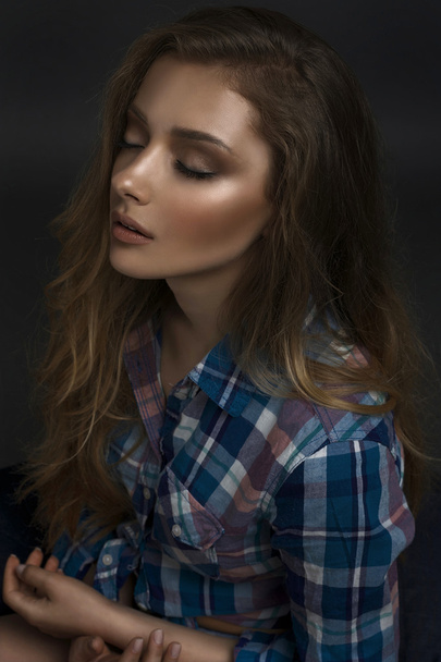 fashion portrait of beautiful young woman, brown eyes, studio shot - Foto, imagen