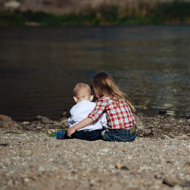 boy and girl on the river - Fotoğraf, Görsel