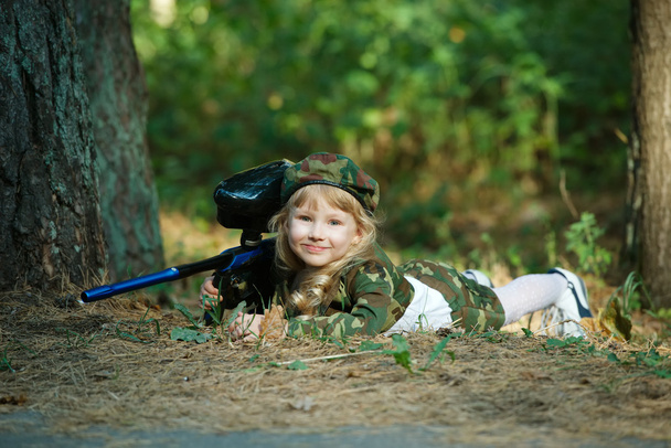 photo of little girl with rifle - Valokuva, kuva