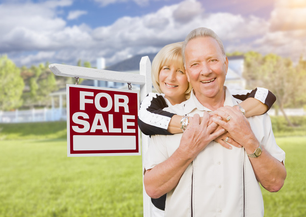 glückliches Seniorenpaar vor Verkaufsschild und Haus - Foto, Bild
