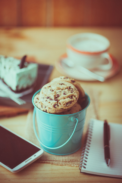 Chocolate chip cookies in small green bucket - 写真・画像