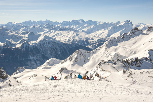 Vista de uma montanha alpina com esquiadores
 - Foto, Imagem