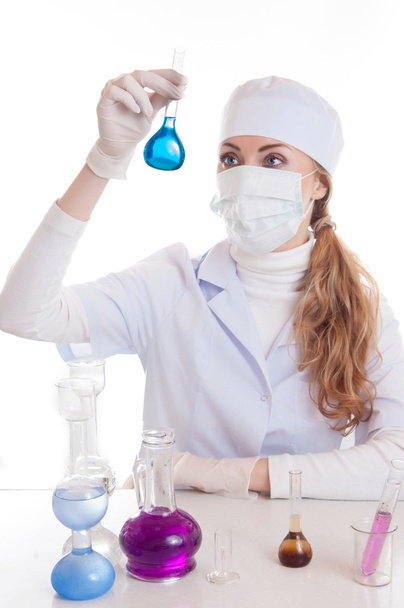 vědec žena v laboratorní plášť s chemické sklo - Fotografie, Obrázek