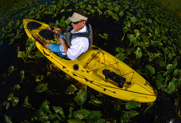 uomo pesca in kayak in mughetti
 - Foto, immagini