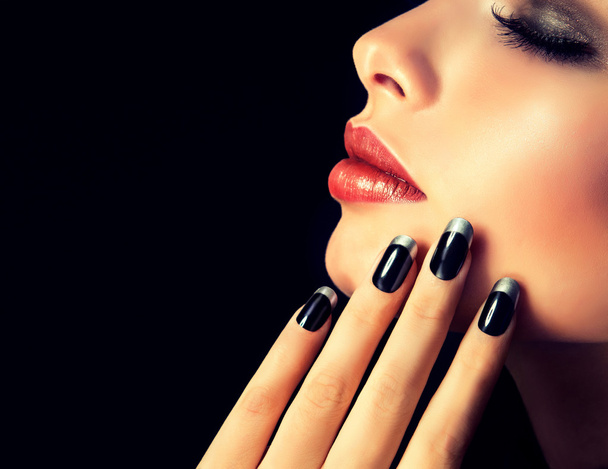 женщина с французским маникюром на ногтях
 - Фото, изображение